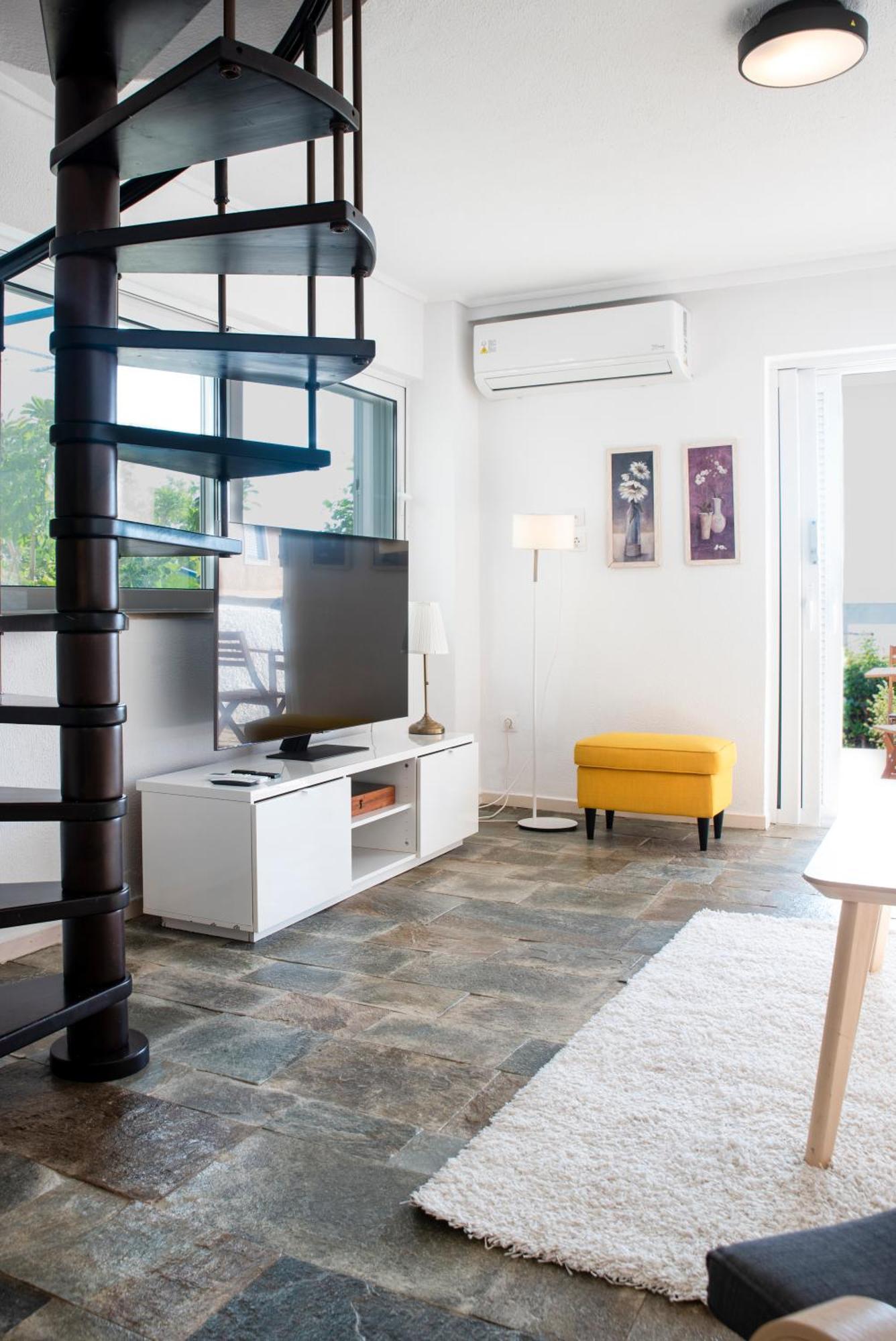 Traditional Seaview Maisonette Apartment *